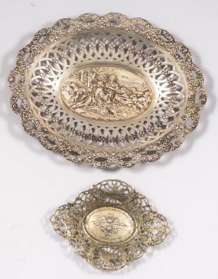 קערות כסף. לוט שתי קערות כסף 800, אחת גרמנית מעוטרת בעבודת חסר ועבודת בלט במוטיבים צמחיים וסצנה 