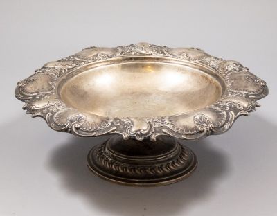 קערת כסף גרמנית. קערת כסף 800 גרמנית, מעוטרת בעבודת בלט עם מוטיבים צמחיים. קוטר: 28.5 ס"מ. משקל: 