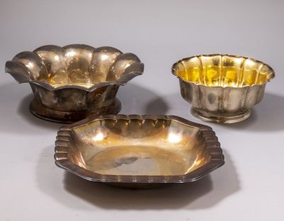 קערות כסף. לוט שלוש קערות כסף 800 , מעוטרות עבודת בלט. קוטר: 15-22 ס"מ. משקל כולל: 617 גרם. חתומות.