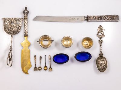 לוט כלי כסף שונים הכולל: כפיות, מלחיות, סכינים ועוד. בנוסף שני סכינים עם ידיות מכסף. אורך: 4-30 