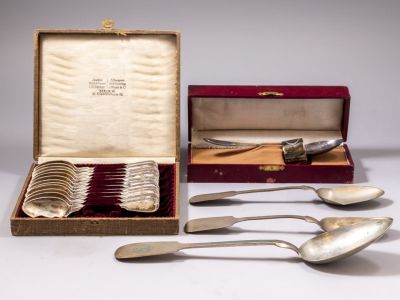 חלקי סכו"ם מכסף. לוט חלקי סכום כסף. כולל: סט כפיות גרמניות מעוטרות בראשי תיבות בקופסה מקורית, סט 