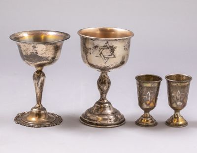 גביעי כסף. לוט 4 גביעי כסף, אחד מהם לקידוש. יצרנים ומדינות יצור שונים. חלקם מעוטרים בעבודת 