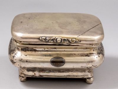 קופסת כסף לאתרוג / תכשיטים. קופסת כסף 12 אירופאית לאתרוג / תכשיטים. מעוטרת בעבודת בלט על המכסה. 