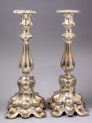 פמוטי כסף גרמנים. זוג פמוטי כסף סטרלינג גרמנים, מעוטרים עבודת בלט עם מוטיבים צמחיים. גובה: 34 