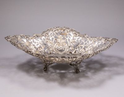 קערת כסף. קערה מכסף 925, ניצבת על 4 רגליים, מעוטרת בעבודת חסר ועבודת בלט במוטיבים צמחיים. מידות: 