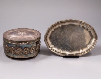 מגש וקופסא מכסף. שני פריטי כסף כולל: מגש מכסף 835 מעוטר בעבודת בלט מידות: 20.5X14.5 ס"מ. וקופסת 