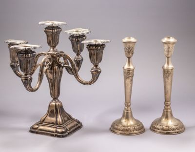 פמוטי כסף וקנדלברה. לוט פמוטי כסף כולל: זוג פמוטים מכסף 800 מעוטרים בעבודת בלט. גובה: 20 ס"מ. 