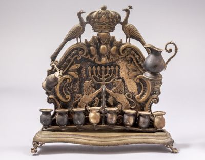 חנוכייה פולנית, Fraget. חנוכייה פולנית עשויה פליז מצופה כסף, 1900 בקירוב. מעוטרת בתבליט אריות 