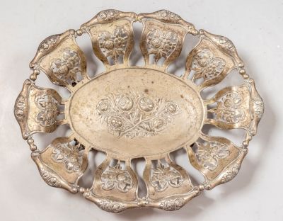 קערת כסף הונגרית מעוטרת בעבודת בלט וחסר של פרחים. אורך 26 ס"מ. משקל: 375 גרם. חתומה. פגמים קלים 