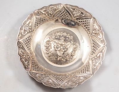 קערת כסף סטרלינג, מעוטרת בעבודת בלט. קוטר: 27 ס"מ, משקל: 430 גרם. חתומה. פגמים קלים.