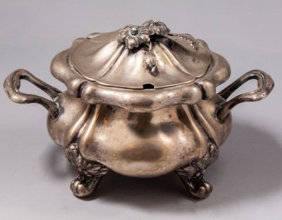 קופסת סוכר מכסף, אלט-וין. קופסה לסוכר מכסף אלט-וין, 1852. מעוטר בעבודת בלט של מוטיבים צמחיים. 