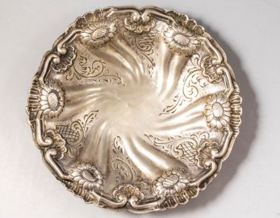 קערת כסף הונגרית, מעוטרת בעבודת בלט. קוטר: 23 ס"מ. משקל: 310 גרם. חתומה.מקור: אוסף פרטי, בודפשט.