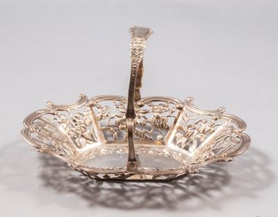 קערת כסף סינית מעוטרת בעבודת בלט וחסר של פרחים. אורך: 19 ס"מ, משקל: 144 גרם. חתומה.