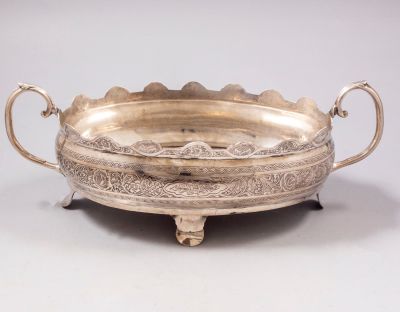 ז'רדינייר מכסף, מרכז/מזרח אסיה, ניצב על 4 רגליים. מידות: 15X33 ס"מ, משקל: 651 גרם. לא נמצאה 