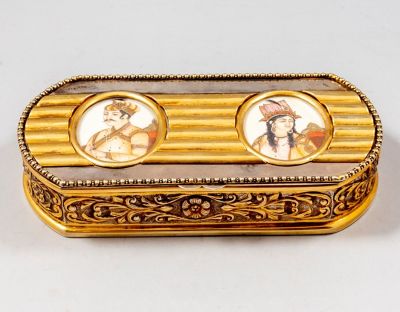 קופסת כסף הודית משולבת מיניאטורות. קופסת כסף הודית לתכשיטים. מוזהבת בחלקה, משולבת מיניאטורות 