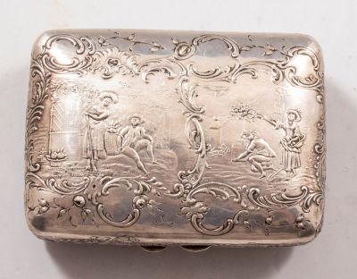 קופסת כסף גרמנית, הנאו, סוף המאה ה-19. מעוטרת תבליטים בסגנון רוקוקו. מידות 7X4X10 ס"מ. משקל: 