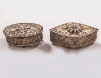 קופסאות כסף ופיליגרן. זוג קופסאות כסף מעוטרות בעבודת פיליגרן עם מוטיבים צמחיים. מידות: 