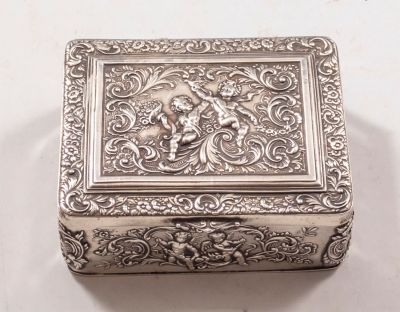 קופסת כסף ספרדית, מעוטרת בתבליטי פוטי ומוטיבים צמחיים. מידות: 8X3.5X9.5 ס"מ, משקל: 151 גרם. חתומה.