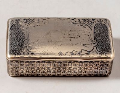 קופסת טבק מכסף. קופסת טבק אוסטרית מכסף, מעוטרת בעבודת ניילו במראה מצודה ומוטיבים גאומטריים. 