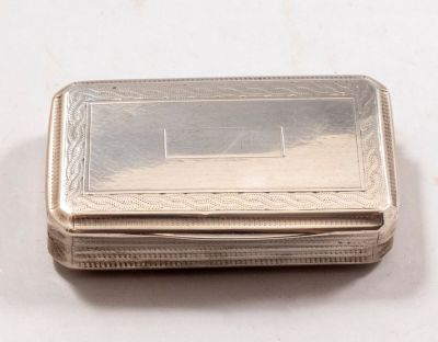 קופסת כסף לטבק הרחה, ככל הנראה צרפתית. מידות: 5X2X8.5 ס"מ, משקל: 58 גרם. חתומה