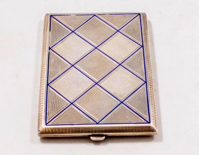 קופסת סיגריות מכסף ואמייל, אוסטרו-הונגריה, 1900 בקירוב. מעוטרת בצורות גיאומטריות ובעבודת חריטה. 