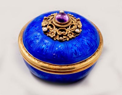 קופסת כסף ואמייל וינאית, מעוטרת בעבודת פיליגרן, פנינים ואבן סגולה. מוזהבת. קוטר: 6 ס"מ. משקל: 