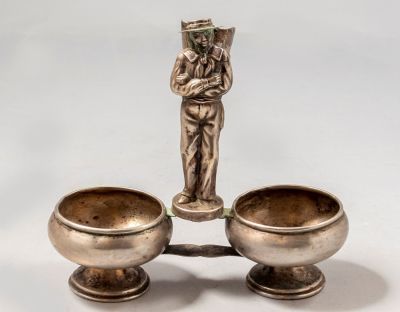 מלחיית כסף אוסטרו-הונגרית. מעוטרת בדמות עם סל. מידות: 15X6X14 ס"מ. משקל: 121 גרם. חתומה. פגמים 