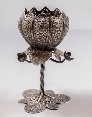 קערת כסף קשמירית מעוצבת בצורת פרח ומעוטרת בעבודת חריטה עם מוטיבים צמחיים. גובה: 17 ס"מ, משקל 