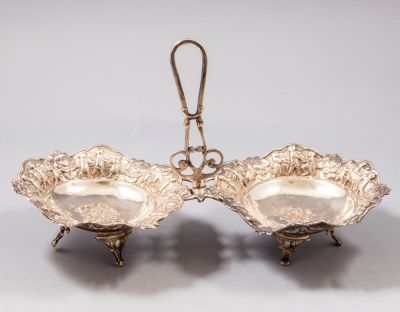 קערת כסף פרסית, עבודת שיראז, מעוטר בסצנות מפורטות בעבודת בלט. אורך: 31 ס"מ, משקל: 402 גרם. לא 