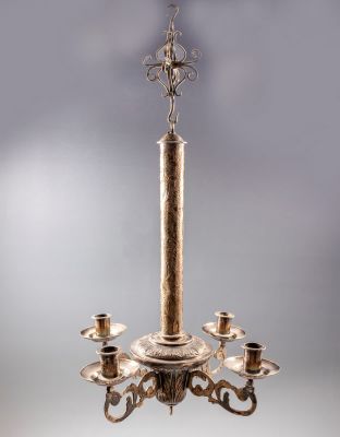 פמוטי כסף לתלייה. זוג פמוטים עתיקים נתלים מכסף, ככל הנראה ספרדיים. בכל פמוט מקום ל-4 נרות. גובה 