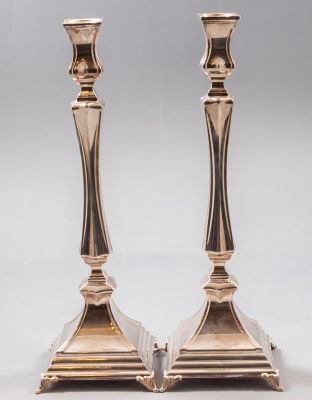 פמוטי כסף סטרלינג. זוג פמוטי כסף סטרלינג (מוכבדים), ישראל. גובה: 30.5 ס"מ. משקל כולל: 687 גרם. 