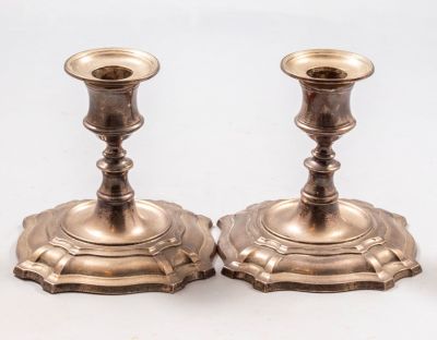 פמוטי כסף אנגלים. זוג פמוטי כסף סטרלינג (מוכבדים) תוצרת William Hutton &amp; Sons, שפילד, 1934,. 