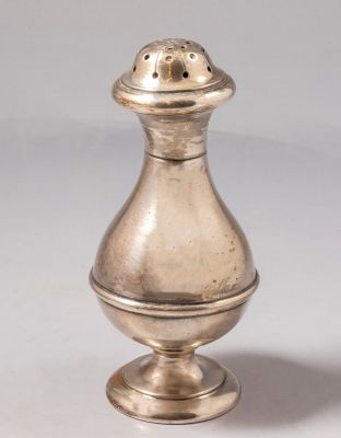 מפזר סוכר / כלי לבשמים מכסף. מפזר סוכר אוסטרו הונגרי מכסף. מעוטר בעבודה פתוחה ובעבודת בלט עם 