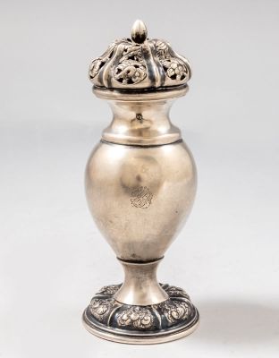 מפזר סוכר / כלי לבשמים מכסף, אלט-וין. מפזר סוכר מכסף, וינה, 1838. מעוטר בעבודה פתוחה. גובה: 15 