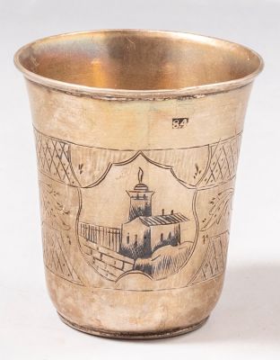 כוס כסף וניילו רוסית. כוס רוסית איכותית מכסף 84, מעוטרת בעבודת ניילו בדוגמאות צמחיות ומבנה בעל 