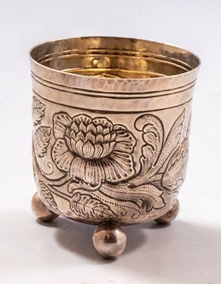 גביע כסף גרמני. גביע כסף 925 גרמני בסגנון נירנברג. ניצה על 3 רגלי כדור. מעוטר עבודת בלט עם 