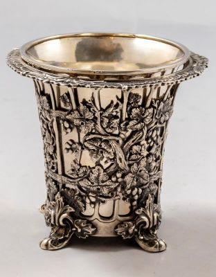 גביע כסף עות'מאני, 1900 בקירוב. מעוטר בעבודת בלט וחסר של מוטיבים צמחיים. ניצב על 4 רגליים. כוס 