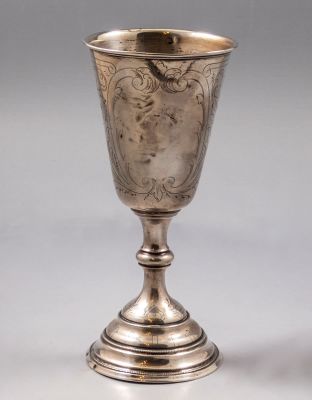גביע כסף אוסטרו הונגרי, מעוטר בעבודת חריטה של ציפורים ומוטיבים צמחיים. גובה: 22.5 ס"מ, משקל: 