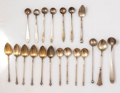 כפיות כסף. מקבץ 20 כפיות כסף, מדינות שונות, כולל רוסיה וגרמניה. אורך 10-13 ס"מ. משקל כולל: 194 