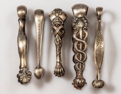 מלקחיים מכסף. מקבץ 5 מלקחיים לסוכר מכסף. אוסטרו-הונגריה, סוף המאה ה-19 עד תחילת המאה ה-20. אורך 