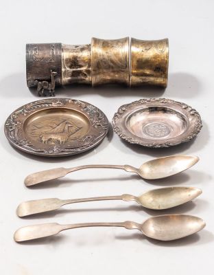 כלי כסף קטנים. מקבץ 9 כלי כסף קטנים כולל 4 חבקי מפיות, 2 קעריות ו-3 כפיות. קוטר הקעריות: 8.5-10 