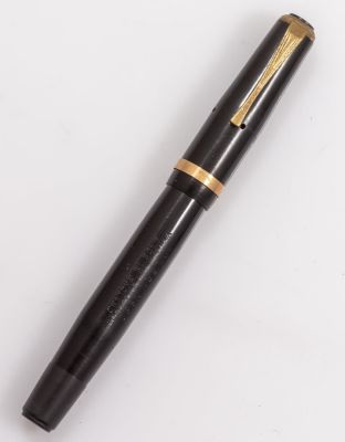 עט נובע, Wyvern. עט נובע תוצרת Wyvern, דגם 82, צבע שחור וחיפוי זהב לחלקי המתכת עם טבעת קישוט 