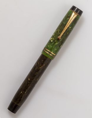 עט נובע, פרקר דואופולד. עט נובע Parker Duofold סניור, צבע ירוק משויש. אורך: 13 ס''מ. ציפורן זהב 