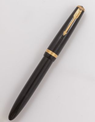 עט נובע, פרקר דואופולד. עט נובע Parker Duofold סניור, צבע שחור. אורך: 14.3 ס''מ. ציפורן זהב 14K 