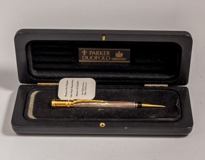 עט כדורי, פרקר דואופולד. עט כדורי תוצרת Parker דגם Duofold מודרני, כסף עם ציפוי זהב לחלקי המתכת. 