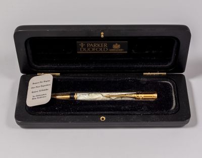 עט כדורי, Parker Duofold Centennial. עט כדורי תוצרת פרקר, דגם Duofold Centennial, צבע פנינה 