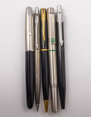 עטים שונים, Parker. לוט 5 עטים תוצרת Parker כולל 2 עטים נובעים, 2 כדוריים ועיפרון מכני, דגמים 