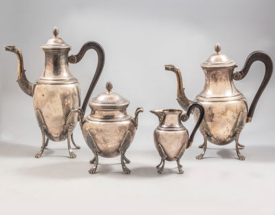 סט קפה צרפתי מכסף. סט קפה ותה צרפתי מכסף, סגנון אמפיר, סוף המאה ה-19. כולל קומקום לקפה, קומקום 
