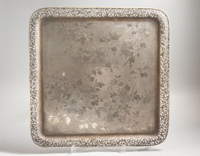 מגש כסף סיני, Wang Hing. מגש כסף סיני (Chinese Export) תוצרת Wang Hing. מעוטר בעבודת חסר בצדדיו 