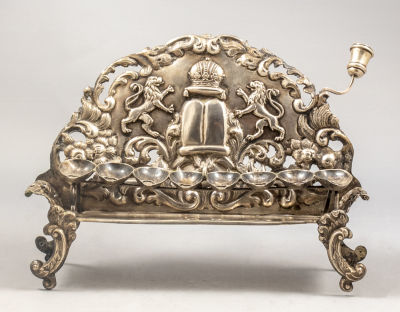 חנוכיית כסף אוסטרית, אלט-וין. חנוכיית כסף אוסטרית איכותית, אלט-וין, 1855. גב מעוטר בעבודת חסר 